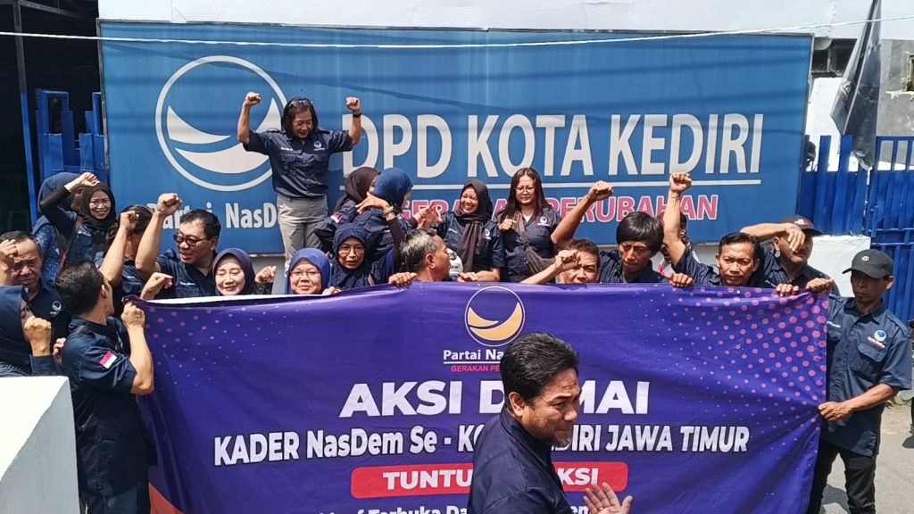 Kader Partai NasDem melakukan aksi damai merespon pemberitaan Majalah Tempo di depan gedung DPD NasDem Kota Kediri