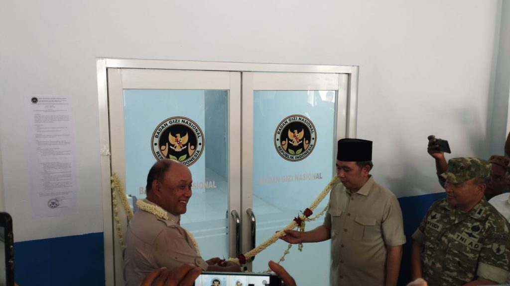 Jember Jadi Percontohan Nasional, Program MBG Diprediksi Putar Ekonomi hingga Rp4 Triliun per Tahun Kepala Badan Gizi Nasional Dadan Hindayana saat meresmikan SPPG di dampingi Bupati Jember Gus Fawait. Foto Edi Mulyono