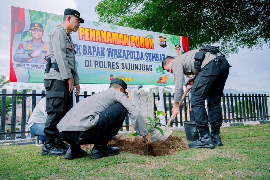 keterangan fhoto : Suasana penyambutan Waka Polda Sumbar oleh Pejabat Utama (PJU) dan perwira Polres Sijunjung di halaman Mapolres Sijunjung. Jum"at (17/4/2026) (Fhoto : Dioni/Gonews.id)