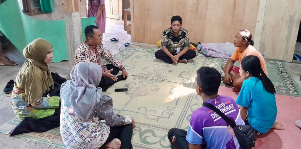 Kepala Dinas pendidikan Jateng, Sadimin, bersama jajaran mendatangi rumah duka di Sragen (Dok.humasprovjateng)