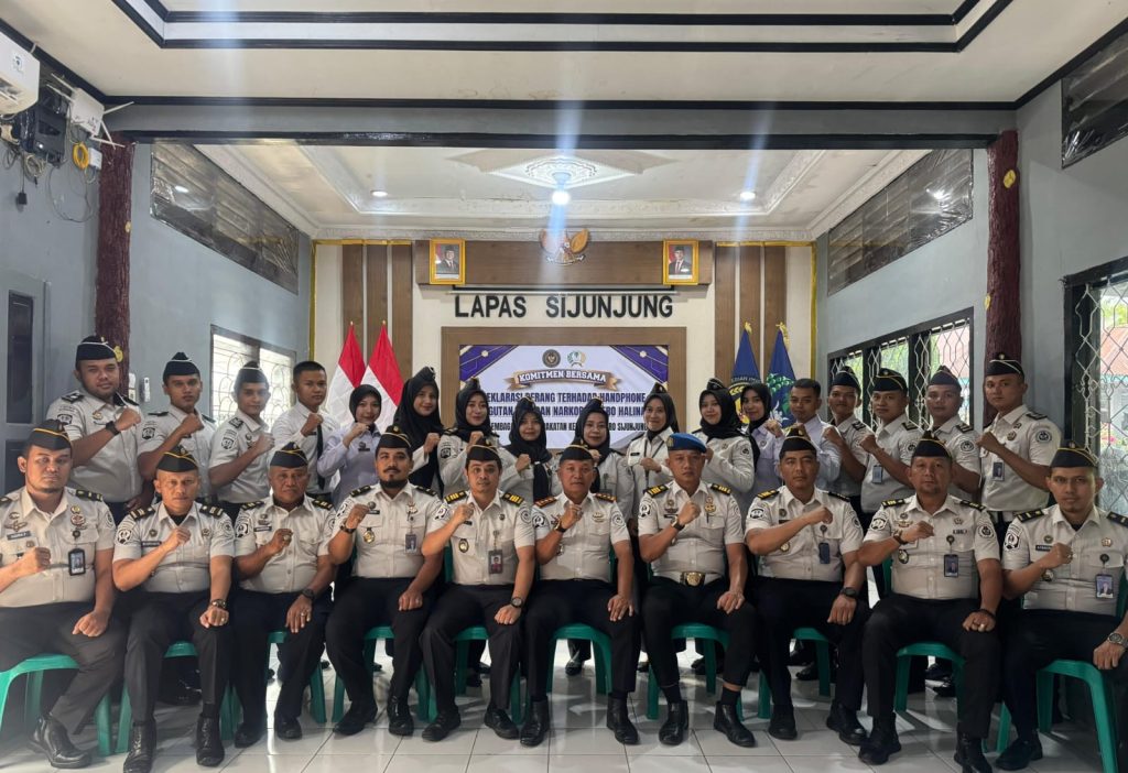 Kepala Lapas Muaro Sijunjung, Ahmad Junaidi, memimpin deklarasi Zero Halinar bersama jajaran di aula lapas, Rabu (21/4/2026). (Foto : Dioni/Gonews.id)