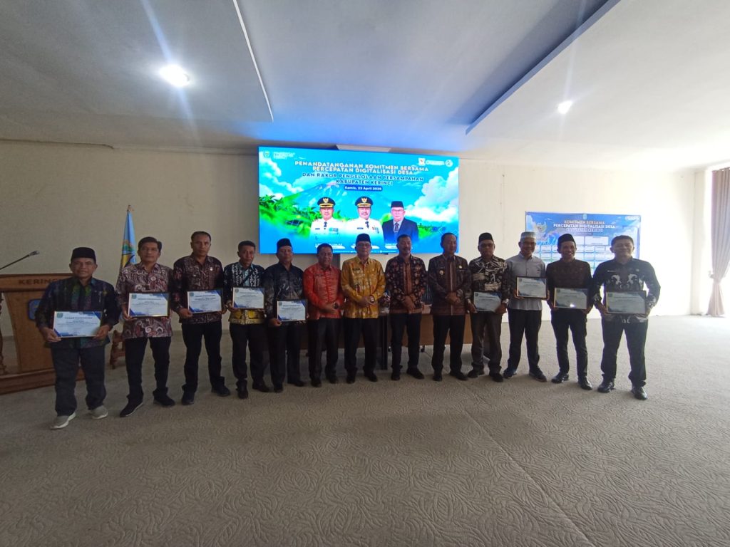 Bupati Kerinci, Monadi, saat memberikan arahan dalam kegiatan Komitmen Bersama Percepatan Digitalisasi Desa melalui program GEMA DESA di Ruang Pola Kantor Bupati Kerinci, Kamis (23/4/2026) (Vina/GOnews.id)