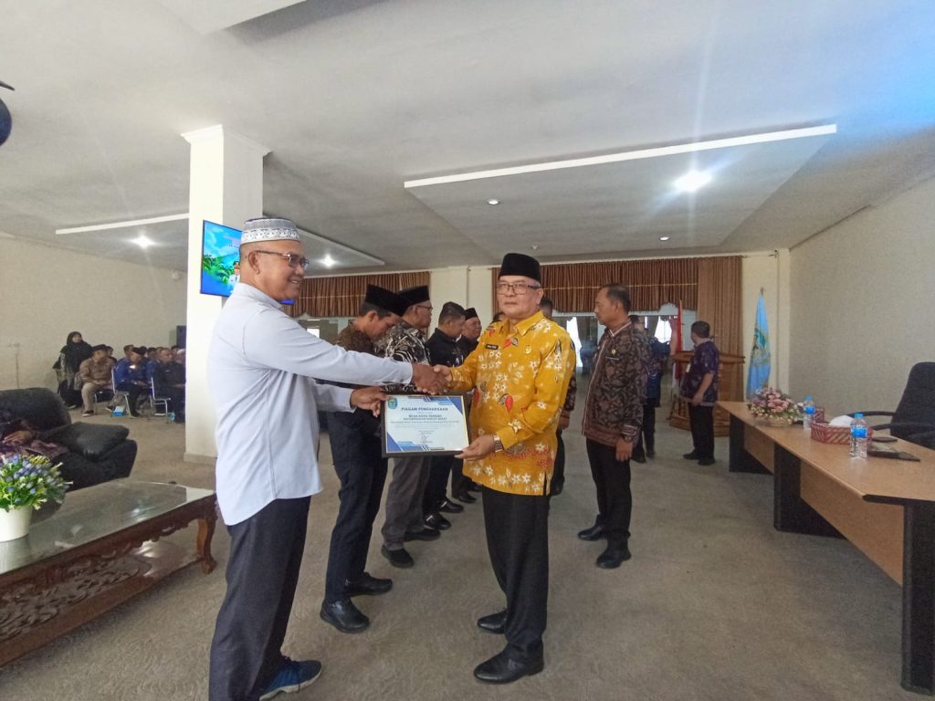 Kepala Desa Koto Tengah menerima piagam penghargaan sebagai Desa Terbaik dalam Pelaksanaan Program Digitalisasi Desa Tahun 2026 dari Pemerintah Kabupaten Kerinci (Vina/GOnews.id)