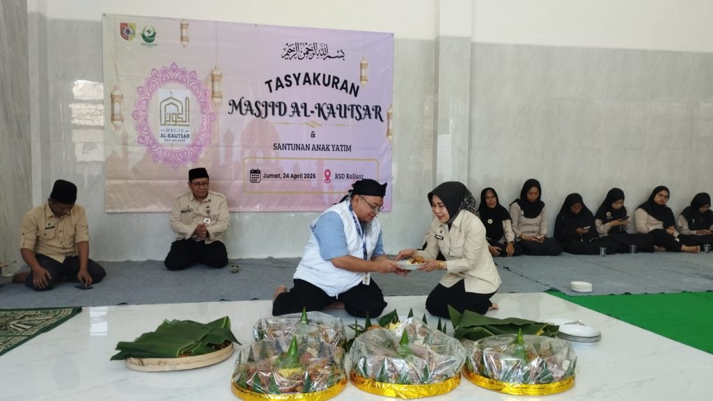 Saat Peresmian masjid Al Kautsar RSD Kalisat ditandai dengan pemotongan tumpeng yang diserahkan kepada Direktur RSD Kalisat dr.Nurullah Hidajah Ningtyas.foto Edi Mulyono