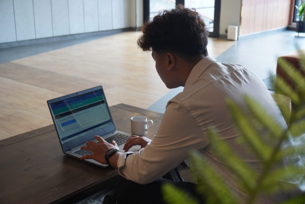 Suasana lobi yang estetik sangat mendukung untuk bekerja di Aston Inn Jemursari (Aris/Marcomm Manager)