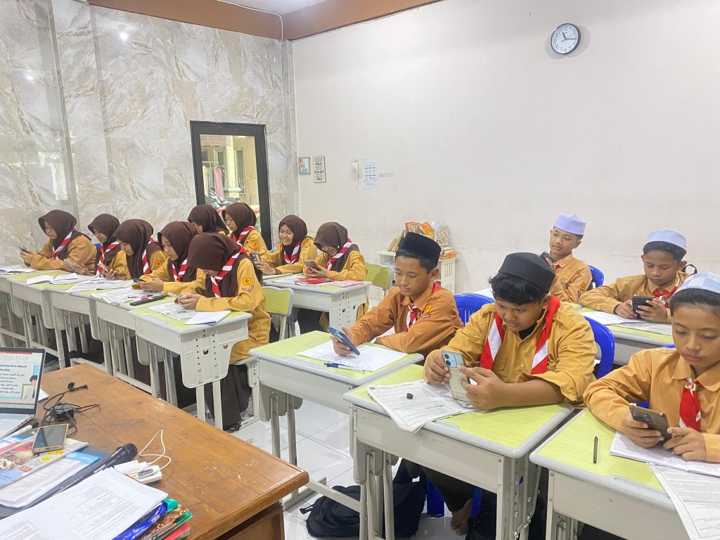 Caption : Murid SMP Sains Rouna saat proses belajar mengajar.