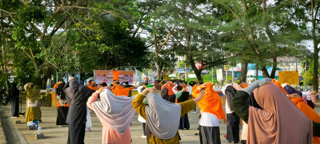 Kader PKS Kukar gelar aksi sehat dan bersih di Tenggarong dalam rangka Milad ke-24 partai.