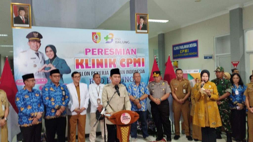 Bupati Jember Muhammad Fawait saat sampai kan pengumuman tahapan pencairan beasiswa mahasiswa. Foto Edi Mulyono
