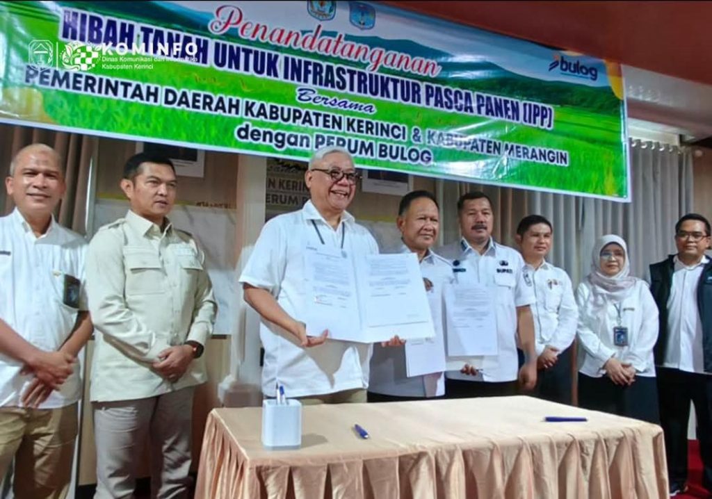 Bupati Kerinci, Monadi, menandatangani Naskah Perjanjian Hibah Daerah (NPHD) bersama Perum BULOG di Villa Boekit Dizza Resort, Rabu (29/4/2026) (Vina/GOnews.id)