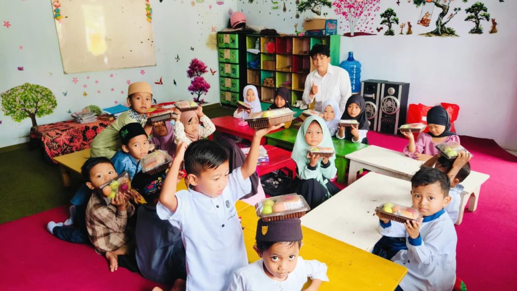 Faqih Firdaus S. Sis. Aslap sppg pancoran saat dampingi pendistribuasian ke sekolah