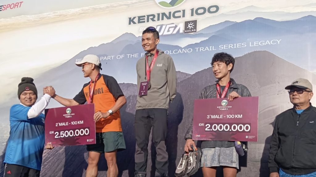 Suasana penyerahan medali kepada juara kategori summit Kerinci 100 2026 di garis finis. Foto: Dok.revina