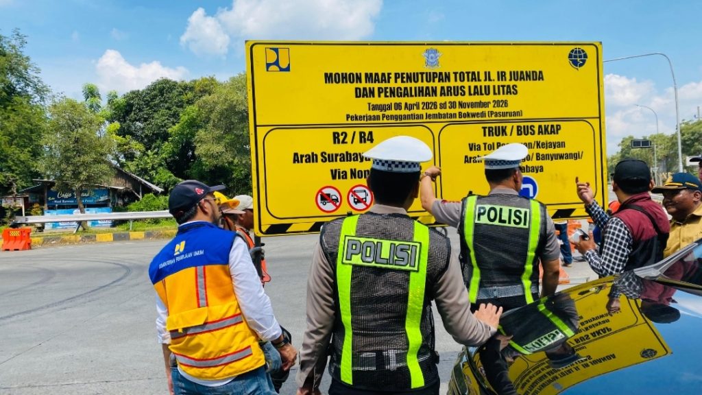 Pemasangan Rambu Peralihan Di Exit Tol Sutojayan. Foto Mufida.
