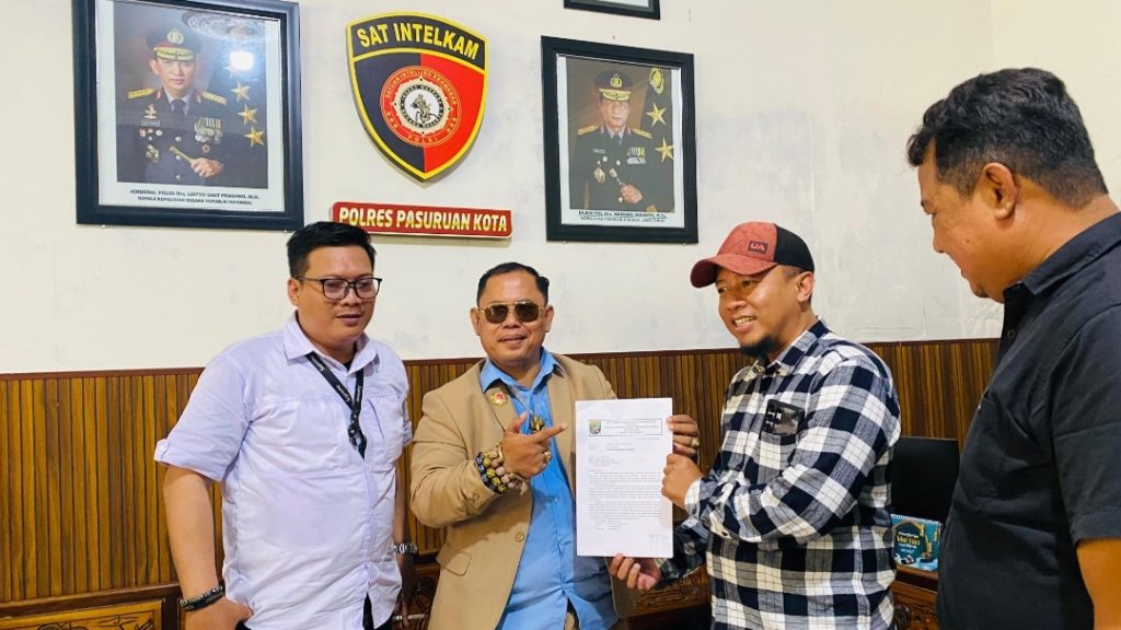 Ayi Suhaya SH Bersama Mas Zainul Saat menyerahkan Surat Di Sat Intelkam Polres Pasuruan. Foto Mufida.