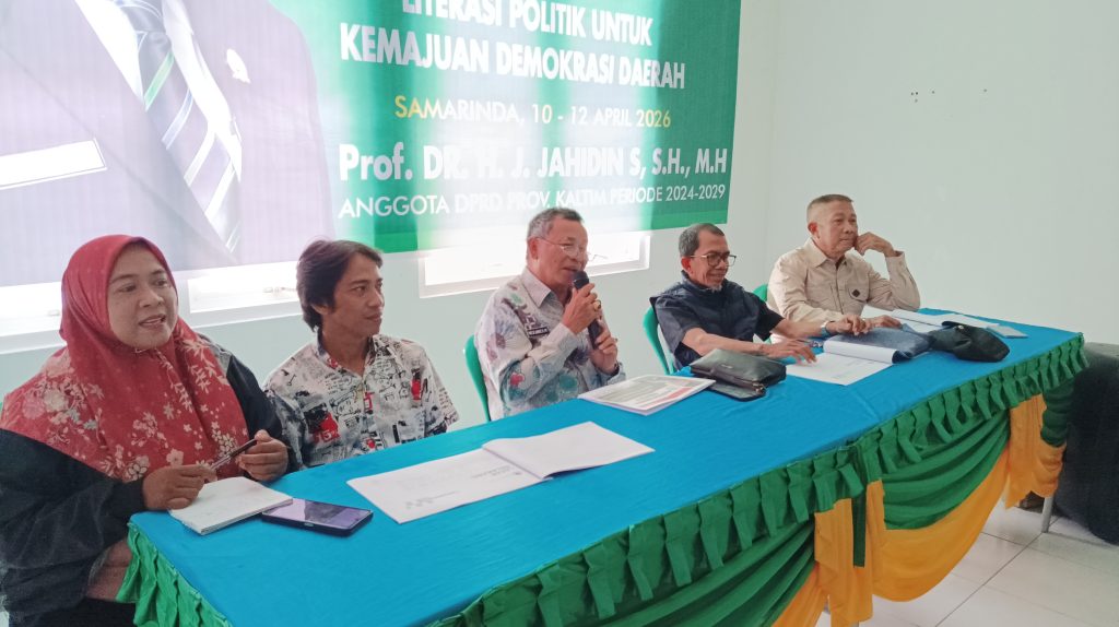 Anggota DPRD Kalimantan Timur, Prof. Dr. H. J. Jahidin (tengah) dalam acara Penguatan Demokrasi Daerah (PDD) ke-3 di Kelurahan Mugirejo, Kecamatan Sungai Pinang, Samarinda, Jumat (10/4/2026) (RP/GOnews.id)