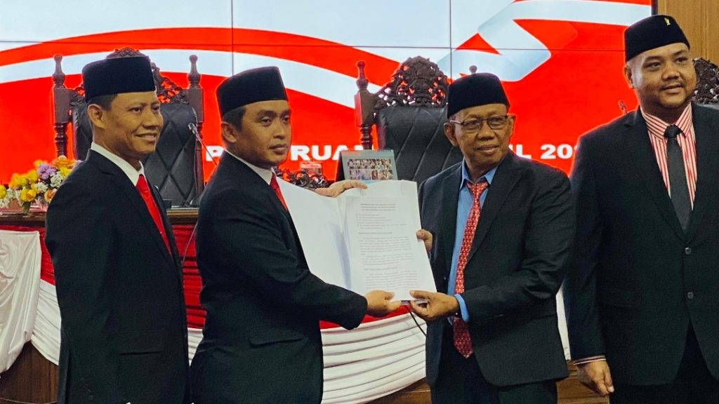 DPRD Kota Pasuruan Soroti Tata Kelola dan Kesejahteraan Penyerahan Rekomendasi DPRD Kota Pasuruan kepada walikota pasuruan Adi Wibowo di gedung DPRD Kota Pasuruan. Foto Mufida.