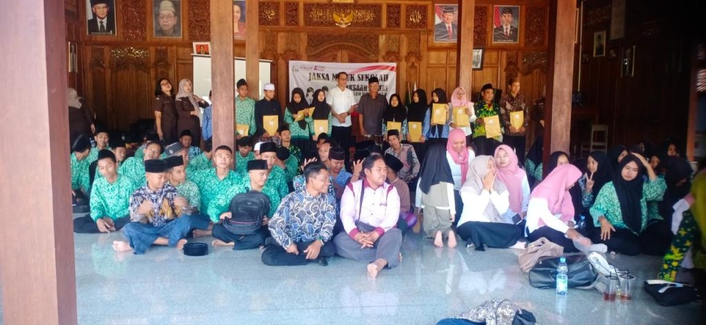 Kastel Kejari Kabupaten Mojokerto, Denata Suryaningrat saat menjadi narasumber dalam program JMP di Paseban Ponpes Segoro Agung, Desa Sentonorejo, Kecamatan Trowulan. [Foto : ist]