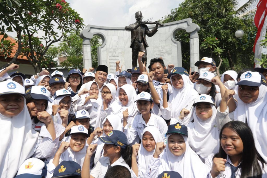 Wali Kota Surabaya, Eri Cahyadi bersama para siswa SMP Surabaya di depan Monumen W.R Supratman, Jalan Kenjeran Surabaya. (Dok. Humas Pemkot Surabaya)