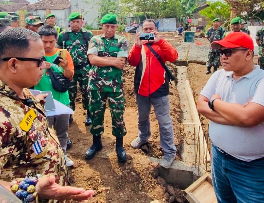 Ayik Suhaya SH Ketua GM FKPPI Pasuruan Raya Saat Sidak Dilapangan Dan Berhadapan Dengan Salman Yang Mengerjakan KDMP. Foto Mufida.