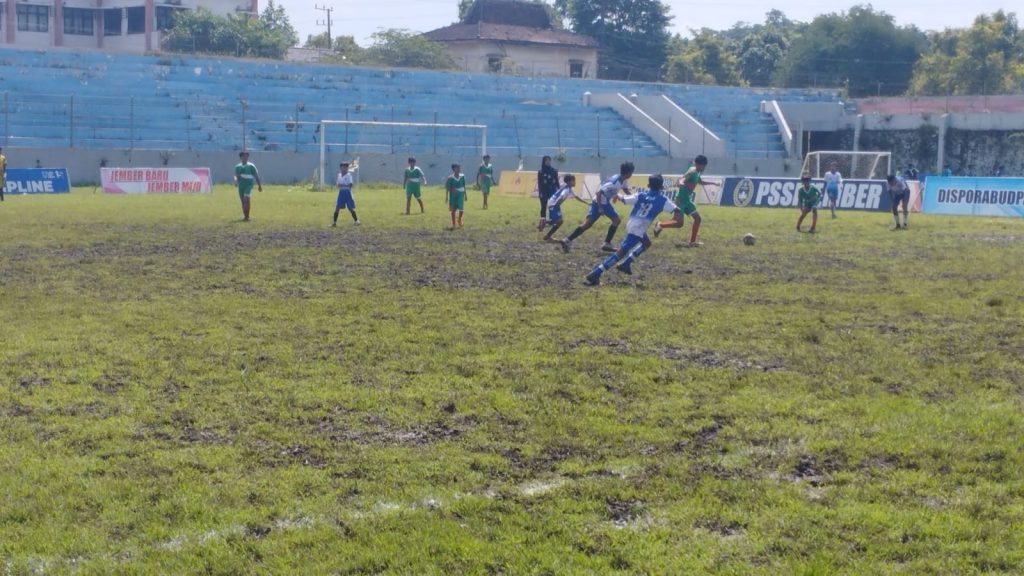 Saat pertandingan Gala siswa ,di gelora Notohadinegoro Jember. Foto Edi Mulyono.
