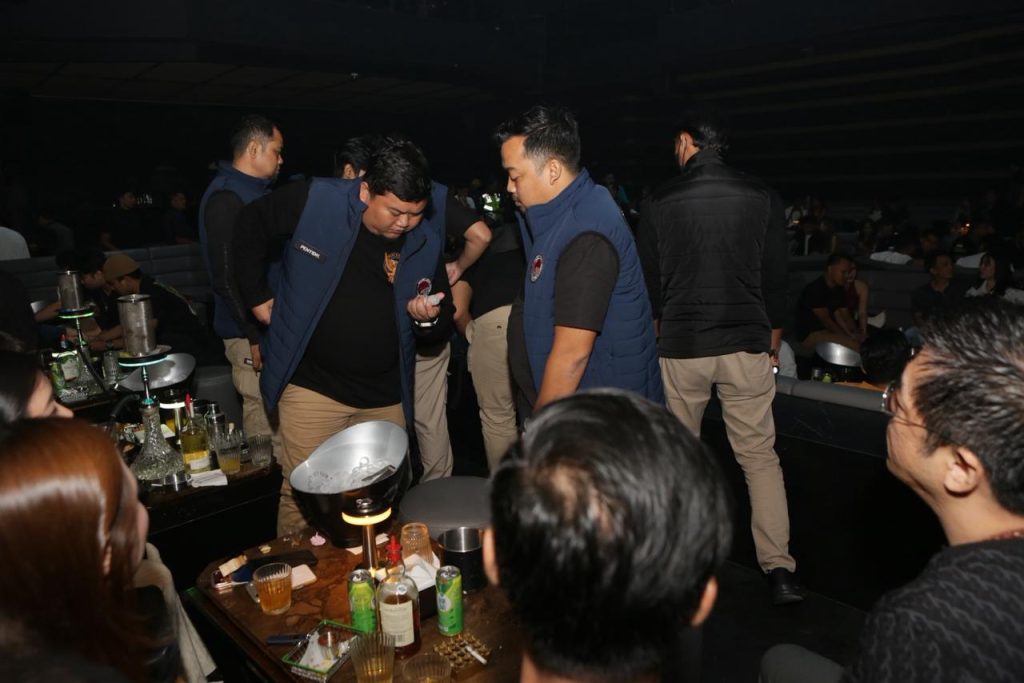 Razia THM Surabaya, 106 Pengunjung Negatif Narkoba Petugas Polda Jatim lakukan razia narkoba di salah satu tempat hiburan malam di Surabaya, Jumat (10/4/2026) malam.