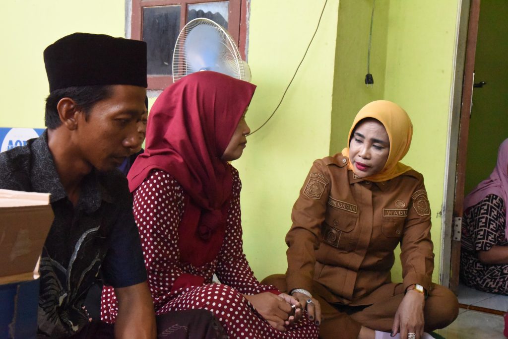 :Wakil Bupati Sidoarjo Hj.Mimik Idayana saat takziah kerumah keluarga korban Balita yang tenggelam