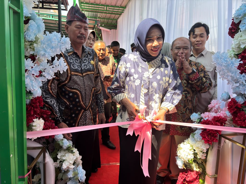 SPPG Prasung Diresmikan, Dorong Gizi dan UMKM Wakil Bupati Sidoarjo Mimik Idayana meresmikan Satuan Pelayanan Pemenuhan Gizi (SPPG) di Desa Prasung, Kecamatan Buduran, Kamis (16/4/2026)