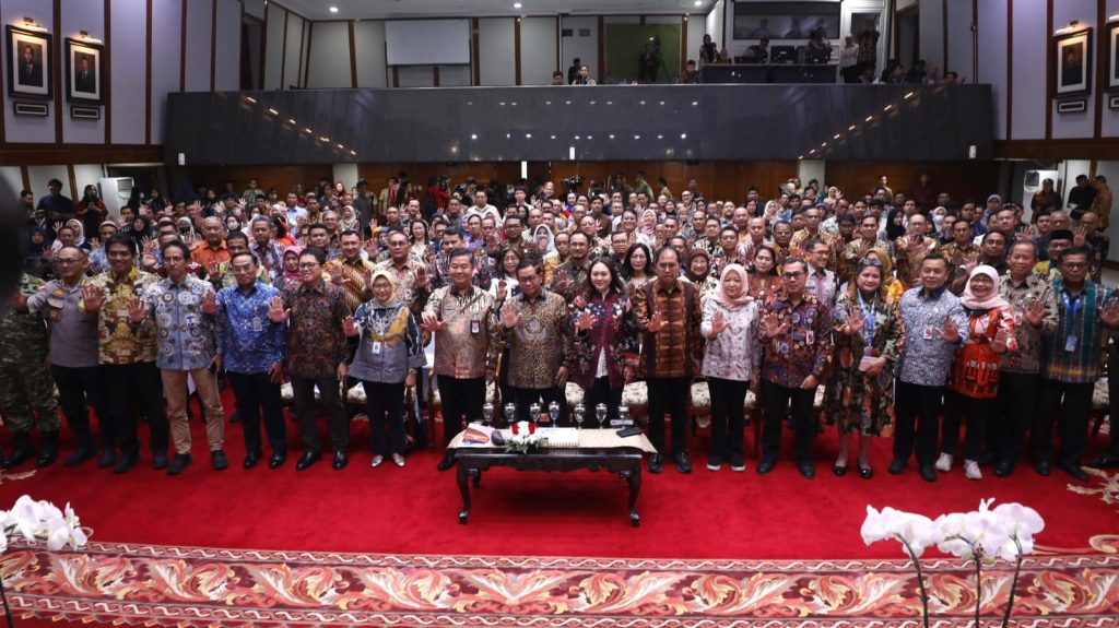 Gubernur Jakarta, Pramono Anung berfoto bersama peserta Musrenbang RKPD 2027, di Balai Kota Jakarta, Kamis (16/4/2026) (Foto: Diskominfotik)