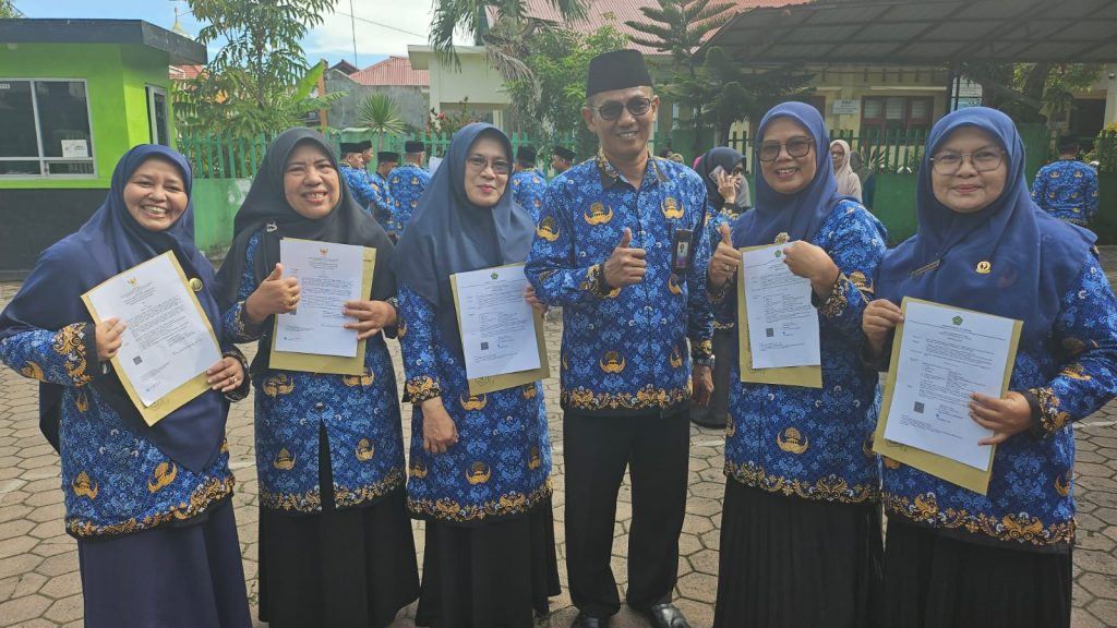Kepala MTsN 5 Kota Padang, Noprizal, bersama jajaran ASN penerima kenaikan pangkat saat menghadiri penyerahan SK di lingkungan Kementerian Agama Kota Padang, Kamis (16/4/2026). (Foto : Dioni/Gonews.id)