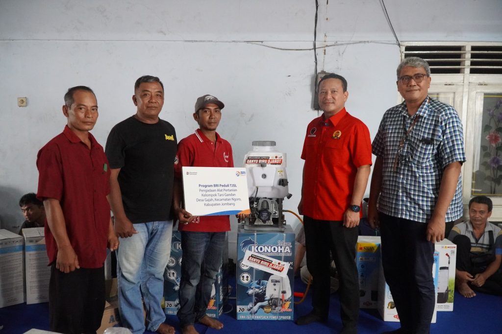 PT Bank Rakyat Indonesia (BRI) Kantor Cabang Jombang menyalurkan bantuan berupa 189 unit alat semprot (sprayer) kepada 11 kelompok tani di wilayah Kabupaten Jombang