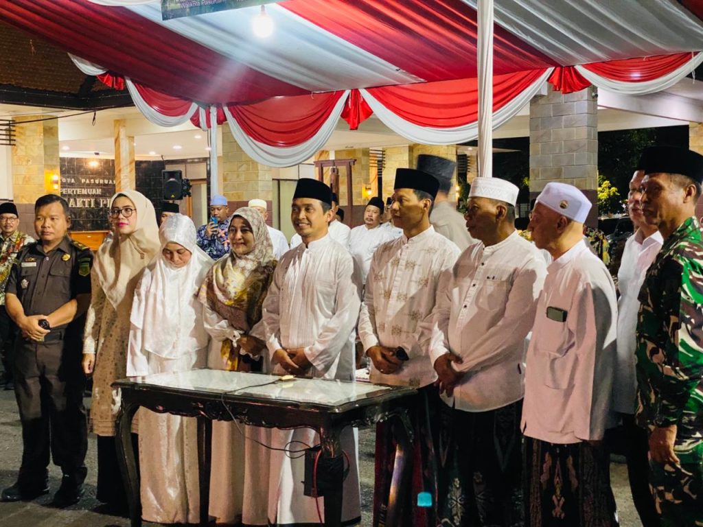 Walikota Pasuruan Adi Wibowo Saat Melepas Jemaah Haji.
