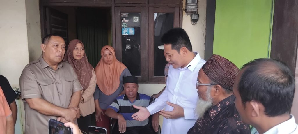 Bupati Sidoarjo Subandi bersama Kepala Dinas Sosial dan Camat Gedangan menyerahkan bantuan kursi roda kepada warga disabilitas Kecamatan Gedangan, Jumat (24/4/2026)