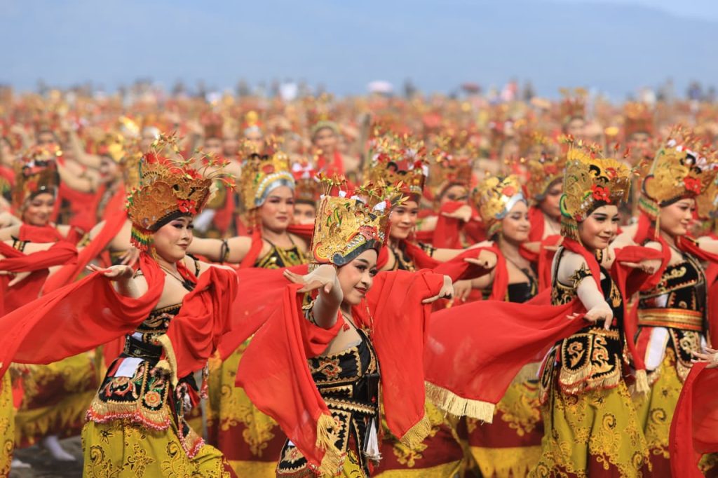 Gandrung Sewu 2026 di Banyuwangi hadir dengan nuansa spiritual Kembang Dermo dari tradisi Seblang. (Dokumentasi Pemkab Banyuwangi)
