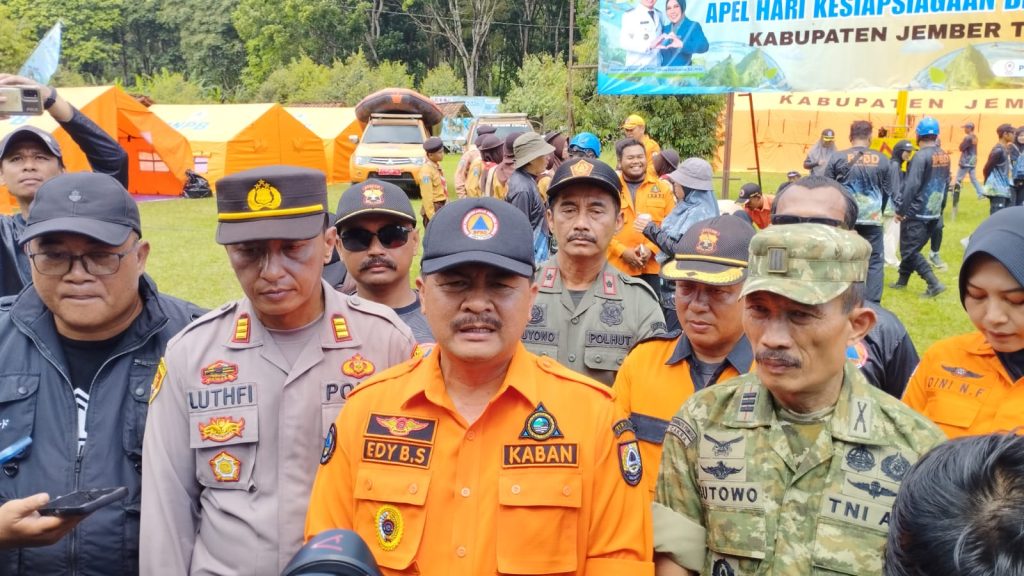 Kepala BPBD jember Edi budi susilo tengah saat memberikan keterangan Kepada wartawan. Foto Edi Mulyono