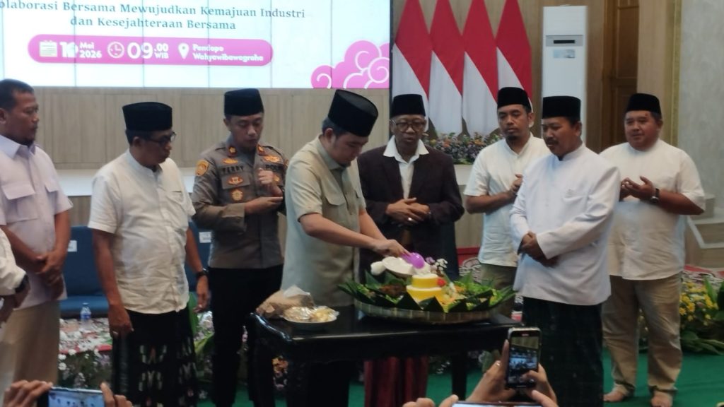 Bupati Jember Muhammad Fawait Saat potong tumpeng memperingati May Day 2026.Foto Edi Mulyono