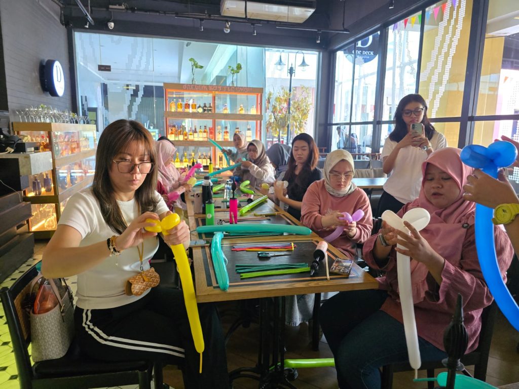 Workshop buket balon di ARTOTEL Surabaya