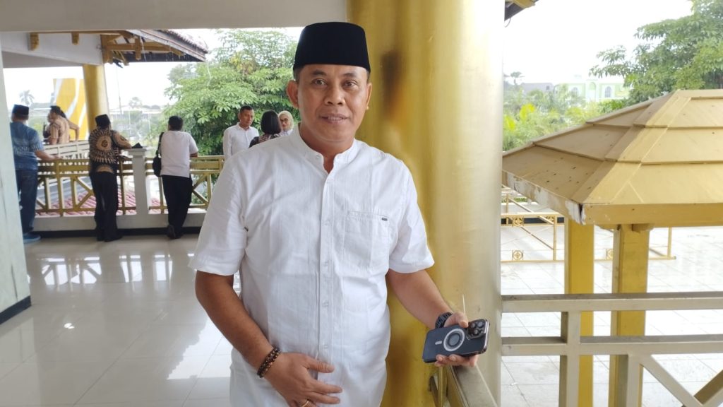 Kepala dispendukcapil Kabupaten Jember Bambang Saputro saat memberikan keterangan. Foto Edi Mulyono