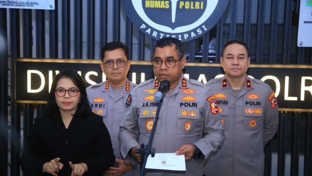 Kepala Divisi Humas Polri, Irjen Pol. Johnny Eddizon Isir saat memberikan keterangan kepada wartawan di Mabes Polri, terkait peringatan Hari Buruh Internasional atau May Day, pada Jumat (1/5/2026).