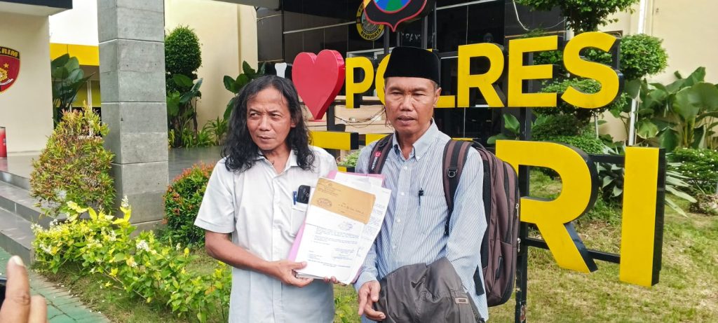 Abdul Kholiq Mukhlisin dan advokatnya, Mohammad Karim Amrullah Menunjukkan Dokumen Berkas Laporan Saat di Polres Kediri