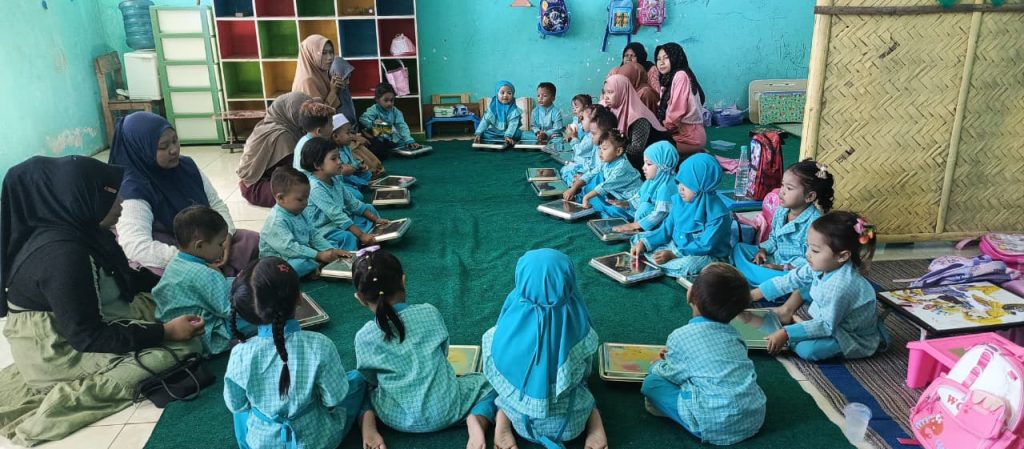 siswa - siswi bersaaa guru RA Salafatul Mubarok saat makan makan bergizi gratis di kelas.