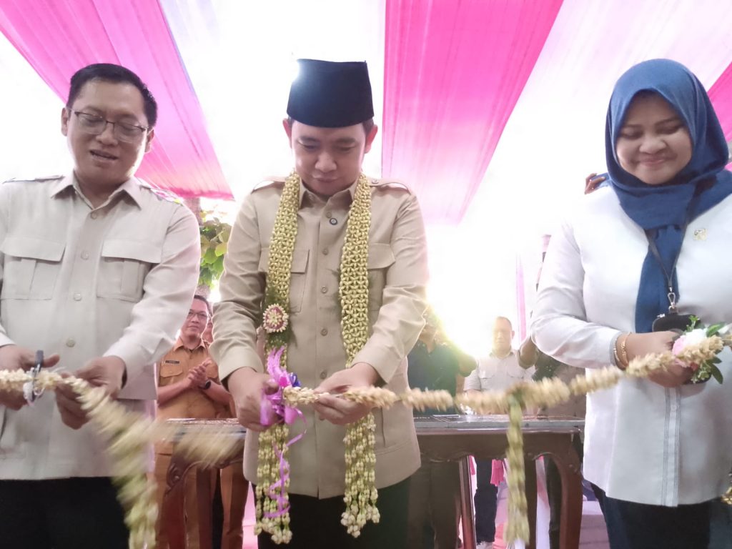 Bupati Jember Muhammad Fawait saat lakukan Pemotongan pita Peresmian MPP Mini di kecamatan Tanggul .foto Edi Mulyono