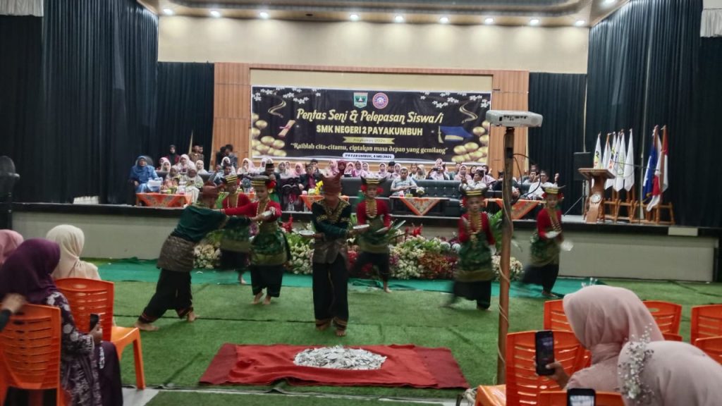 Suasana haru dan semarak mewarnai pentas seni serta prosesi pelepasan siswa kelas XII di SMKN 2 Payakumbuh, Senin (4/5), ditandai dengan penampilan seni siswa dan momen emosional perpisahan bersama guru dan orang tua. (Foto : Dioni/Gonews.id)