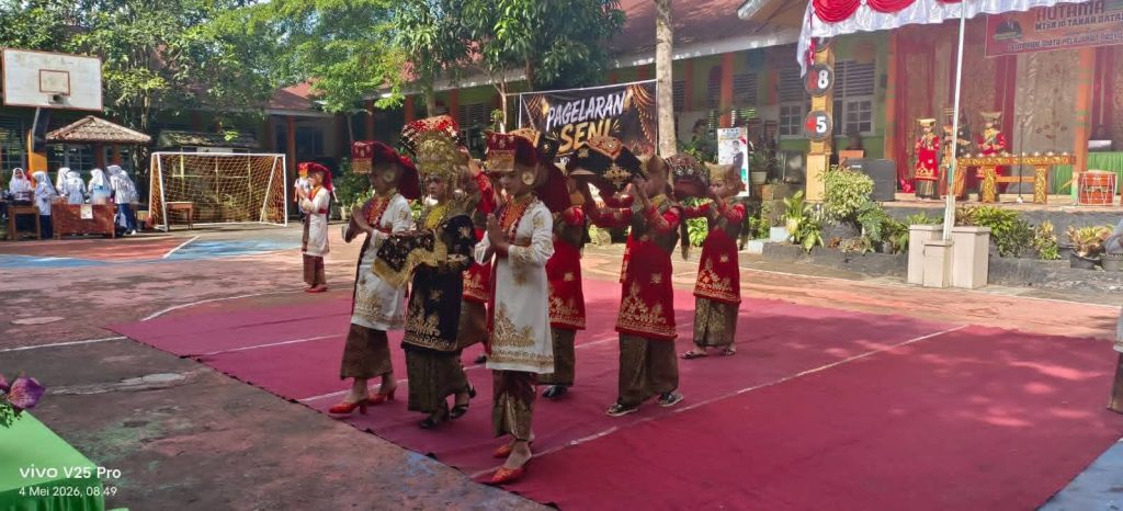Siswa MTsN 10 Tanah Datar menampilkan kesenian randai dalam pagelaran seni, Senin (4/5/2026). (Foto : Diono /Gonews.id)