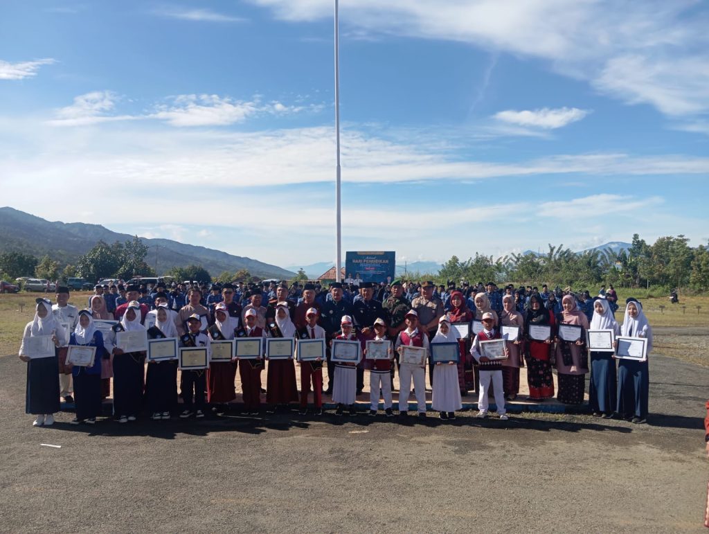 Bupati Kerinci Monadi, S.Sos., M.Si., memimpin upacara peringatan Hari Pendidikan Nasional (Hardiknas) 2026 di Lapangan Kantor Bupati Kerinci, Bukit Tengah Siulak, Senin (4/5/2026), sekaligus membacakan amanat Menteri Pendidikan Dasar dan Menengah RI serta menyerahkan penghargaan kepada guru dan siswa berprestasi.