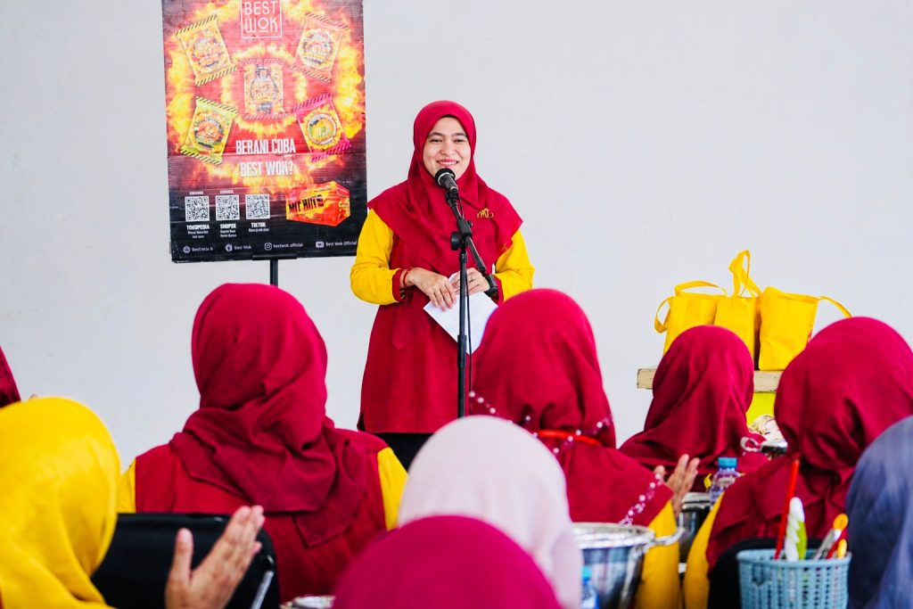 Istri Walikota Pasuruan Bunda Ani Saat menghadiri acara Di gedung Gradika.