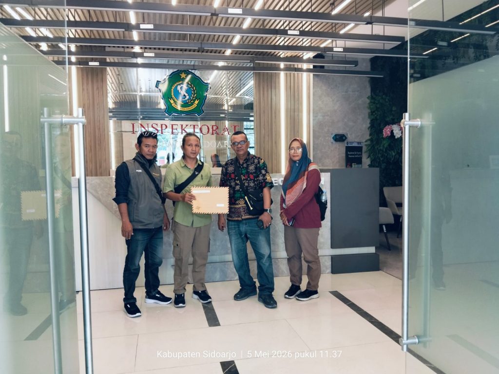 Forum Juru Warta Sidoarjo Usai Menyerahkan Surat di Kantor Inspektorat Kabupaten Sidoarjo, Selasa (05/05/2026).