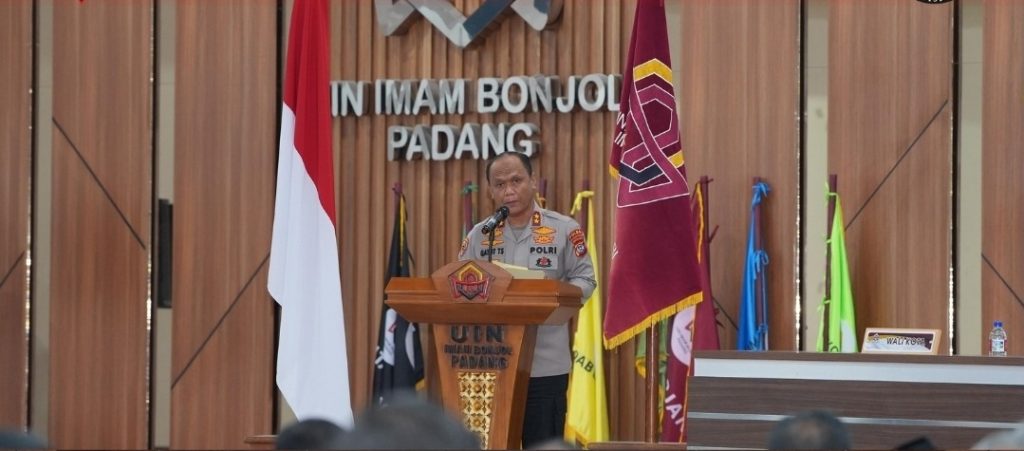 Kapolda Sumatera Barat Gatot Tri Suryanta memberikan kuliah umum kepada mahasiswa di UIN Imam Bonjol Kampus III Sungai Bangek dalam rangka peringatan Hari Pendidikan Nasional 2026, Selasa (5/5) (Foto : Dioni/Gonews.id)