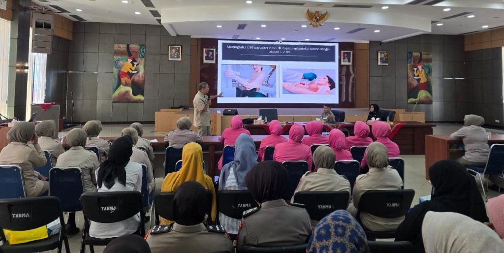 Peserta mengikuti penyuluhan pencegahan dan deteksi dini Kanker Payudara dan Kanker Serviks yang digelar Biddokkes Polda Sumbar di Aula Gedung Hoegeng, Selasa (5/5/2026). (Foto : Dioni/Gonews.id)