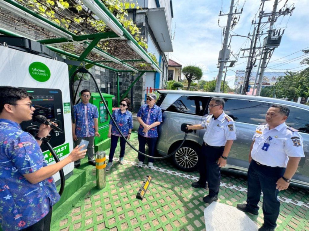 Peresmian SPKLU oleh Dishub Surabaya bersama Utomo Charge Plus di TIJ, Jalan Joyoboyo No.1, Wonokromo, Surabaya, Selasa (5/5/2026). (Dok. Humas Pemkot Surabaya)