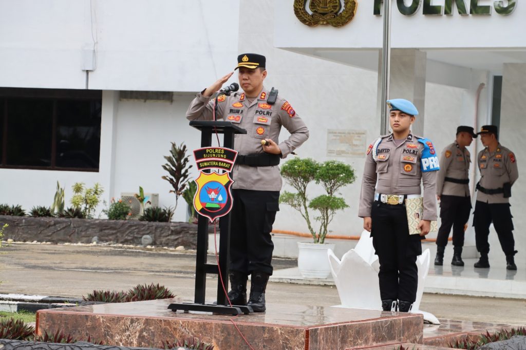 Kapolres Sijunjung AKBP William Harbensyah memimpin langsung upacara serah terima jabatan sejumlah pejabat utama di lapangan Mapolres Sijunjung, Rabu (6/5/2026). (Foto : Dioni/Gonews.id)