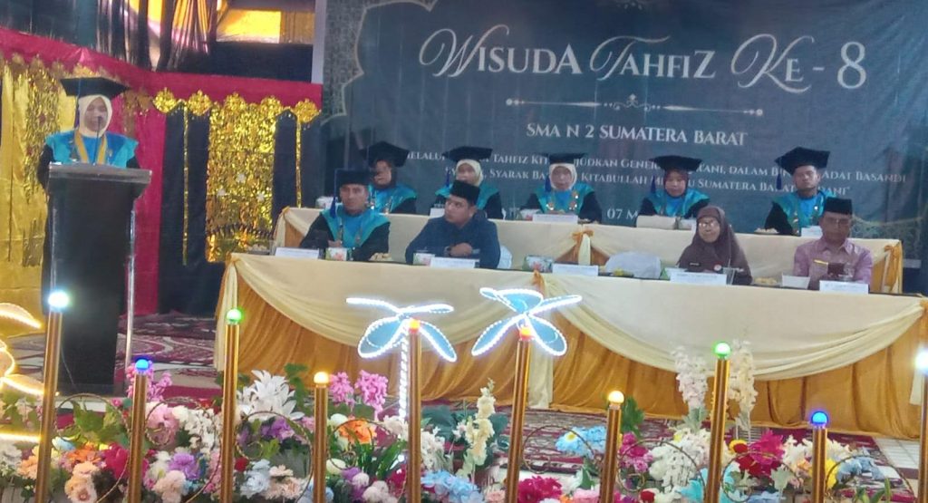 Suasana haru dan penuh kebanggaan saat 140 siswa kelas XII SMAN 2 Sumatera Barat mengikuti Wisuda Tahfidz Ke-8 Angkatan Generasi X, Kamis (07/05/2026). (Foto : Dioni/Gonews.id)